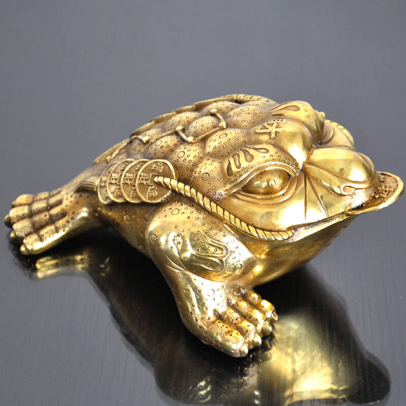 金蟾一般的形象是金钱和珠宝,然后以元宝为底座,代表的富贵.