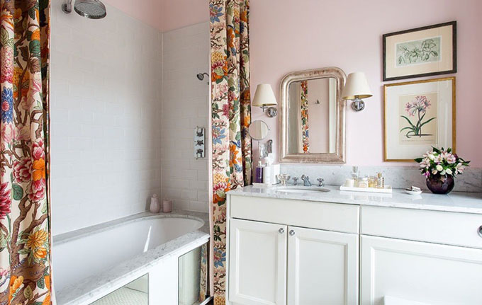 卫生间浴帘常拉上